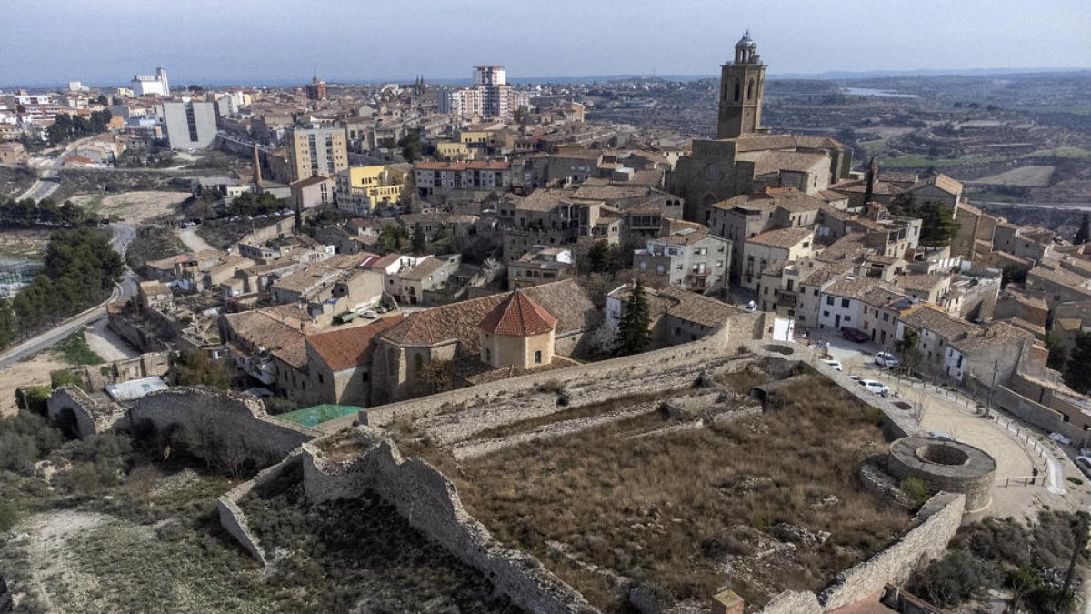 Les restes del castell en primer terme, vora Sant Domènec i amb l’església de Santa Maria al capdavant.