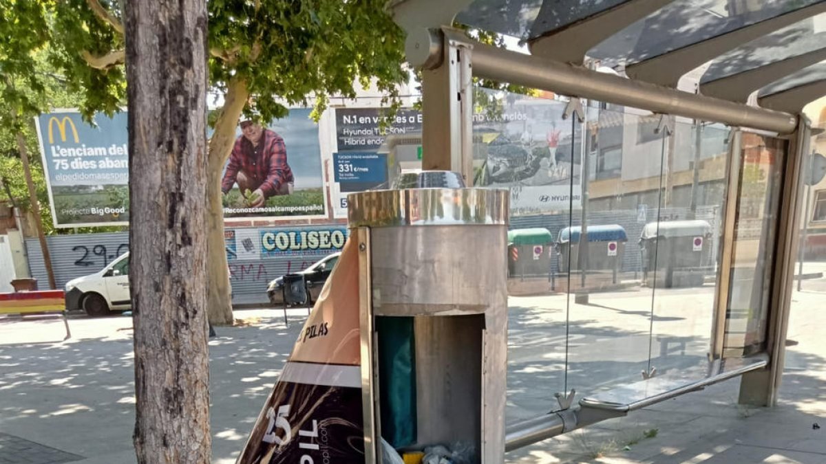 Contenidor de piles trencat.