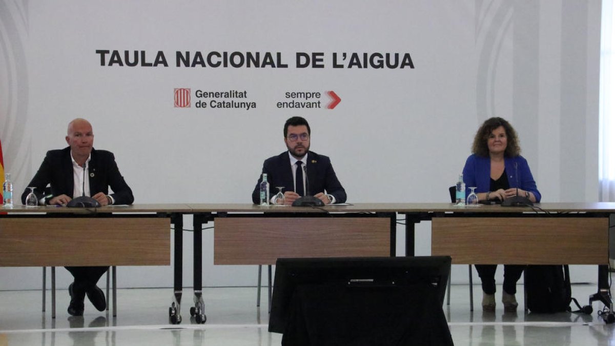 El conseller d'Acció Climàtica, David Mascort, el president de la Generalitat, Pere Aragonès, i la secretària d'Acció Climàtica, Anna Bernades, a la primera Taula Nacional de l'Aigua.