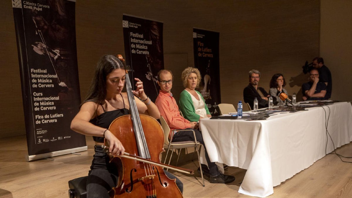 La violonchelista de Cervera Júlia Bonet interpretó a Bach, ayer en la presentación del certamen.