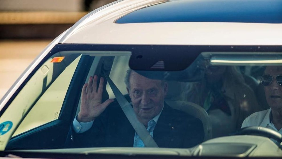 El Rey Juan Carlos aterriza de nuevo en Vigo para participar en las regatas de Sanxenxo