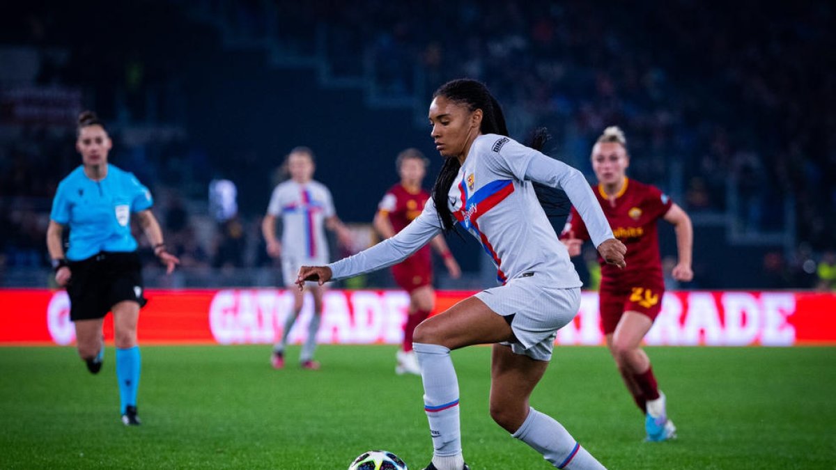Salma Paralluelo, l’autora del gol, inicia una jugada d’atac del Barça.