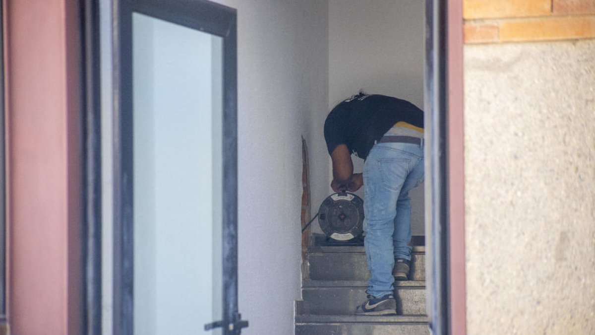 El butró que van fer els lladres per accedir fins al despatx del director de la sucursal.