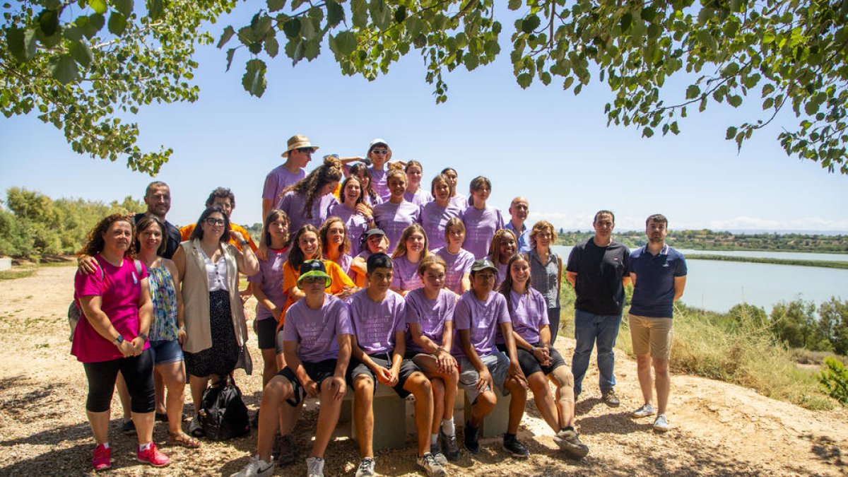 Un total de 24 jóvenes participan en el campo de trabajo del Estany d’Ivars i Vila-sana, que ayer recibieron la visita de Laia Girós.