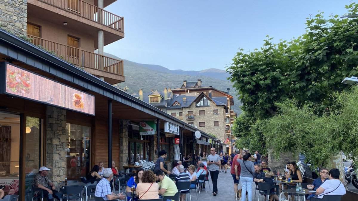 Les terrasses en un dels carrers cèntrics de Rialp, al Pallars Sobirà, plenes de visitants aquest cap de setmana