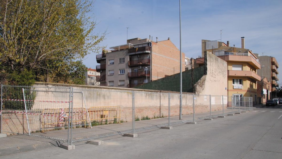 Vallas alrededor del espacio que ocupará la residencia.