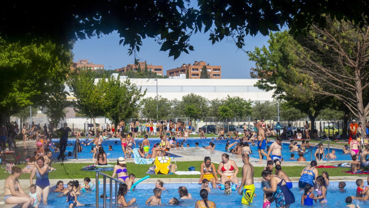 Banyistes que ahir van anar a les piscines a Balàfia per fer front a la calor.