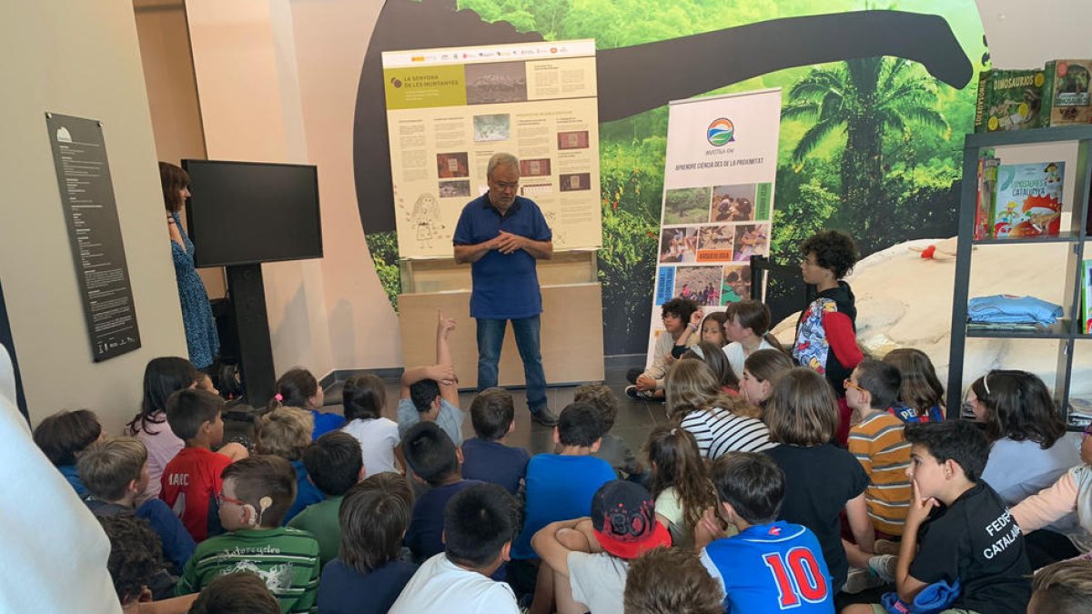 El arqueólogo Josep Gallart, ayer en el Dinosfera con los alumnos de Coll de Nargó y Organyà.