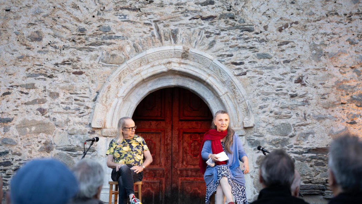 Oriol Genís i Mont Plans van representar ahir l’obra ‘Cadires’ davant del temple romànic de Borén.