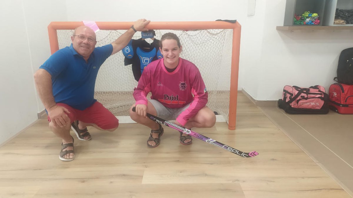 El presidente Ramon Porta junto a la nueva jugadora del Vila-sana, Anna Salvat.
