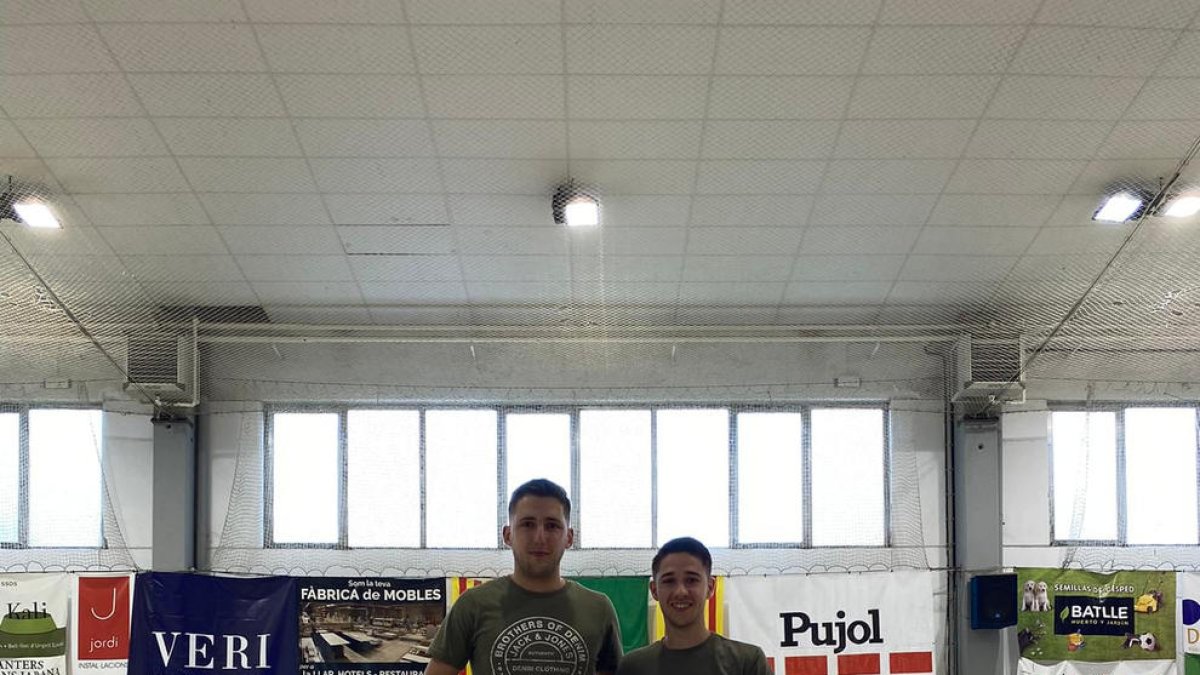 Íker Bosch y Pol Franci, en una foto reciente en el pabellón de Bell-lloc, con la camiseta del club.