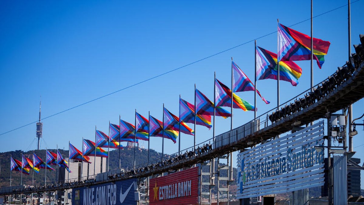 Banderas LGTBI en el Camp Nou.