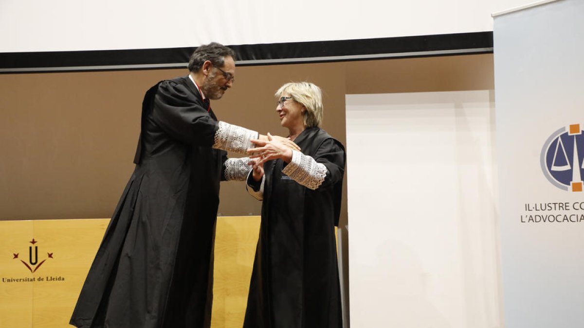 Albareda (esq.) i la presidenta de l’Audiència (dreta) amb quatre homenatjats per 40 anys d’exercici.