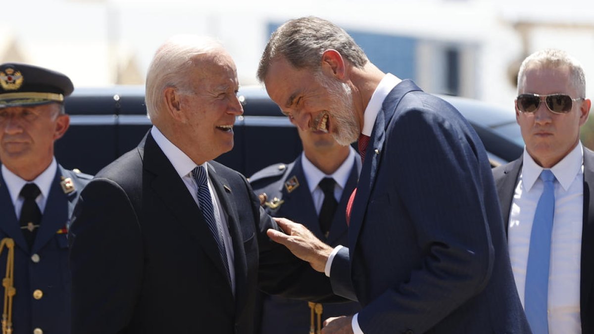 El rey Felipe VI recibió al presidente Joe Biden a pie del avión del líder estadoundense en Torrejón.