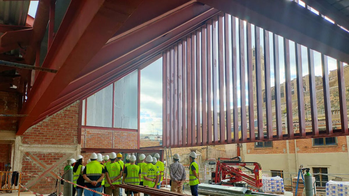 La visita recorrió todo el edificio, desde el subterráneo hasta la cubierta con vistas a la Seu Vella.