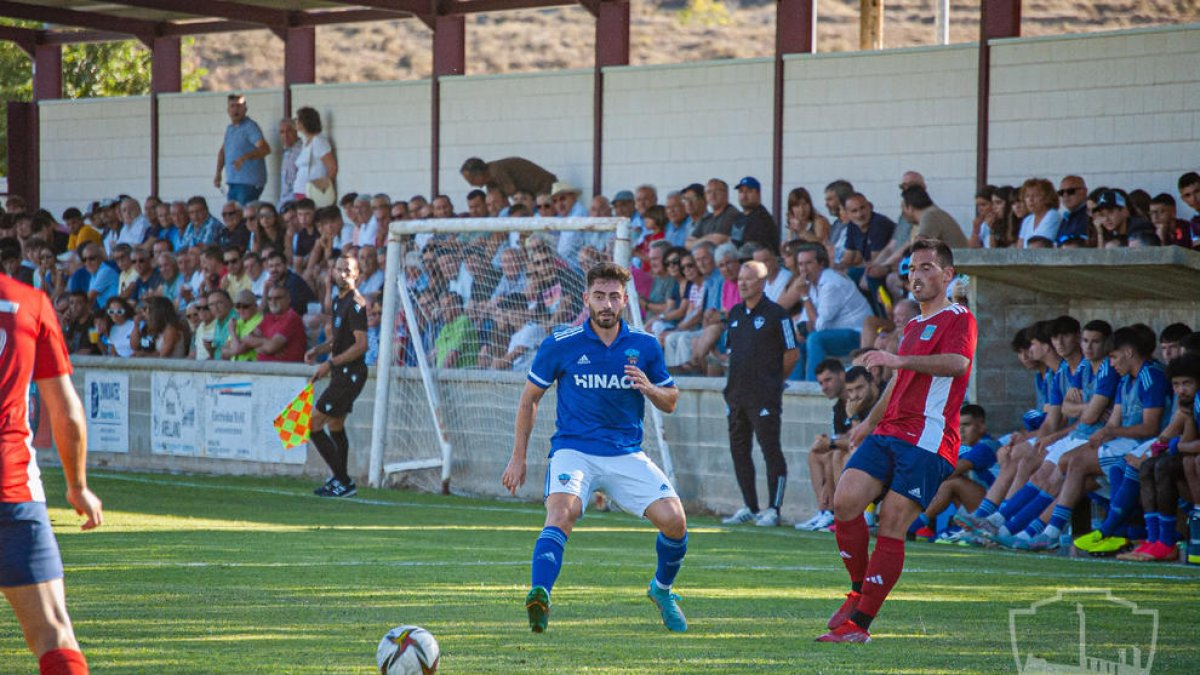 San Emeterio, del Tarassona, passa la pilota pressionat.
