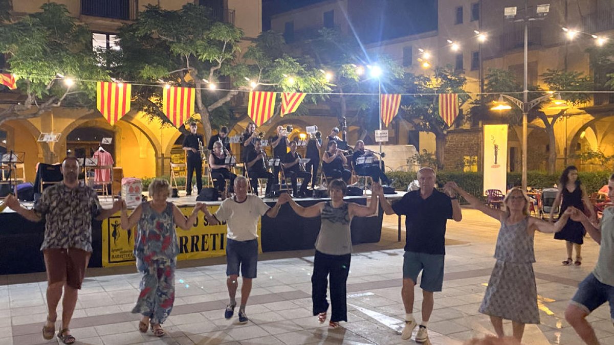 La plaça del Mercadal d’Agramunt va acollir dissabte la primera ballada de la temporada.