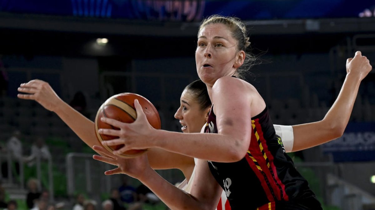 Meesseman, l’estrella de Bèlgica, domina una pilota durant la final d’ahir.