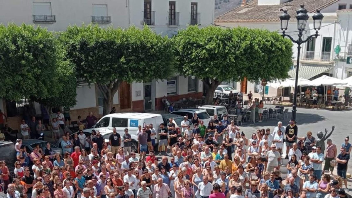 Minuto de silencio en recuerdo de la asesinada en Dalías.