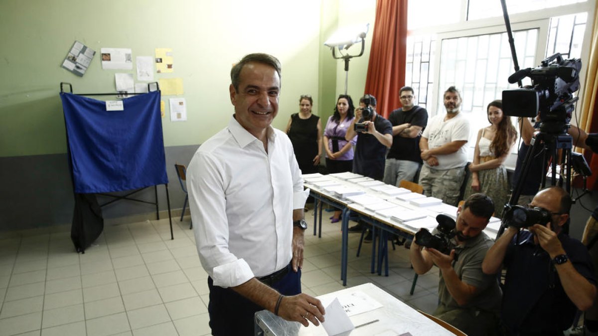 El conservador Kyriakos Mitsotakis, votant ahir en un col·legi electoral.