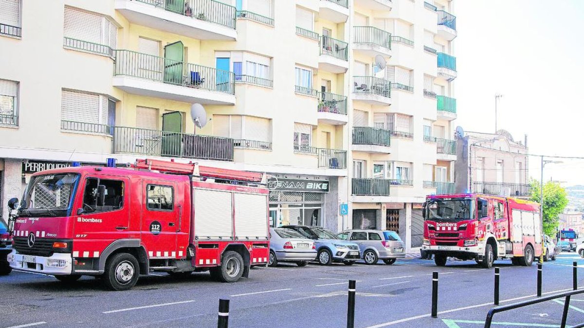 Efectius dels Bombers a l’avinguda Catalunya de Cervera.