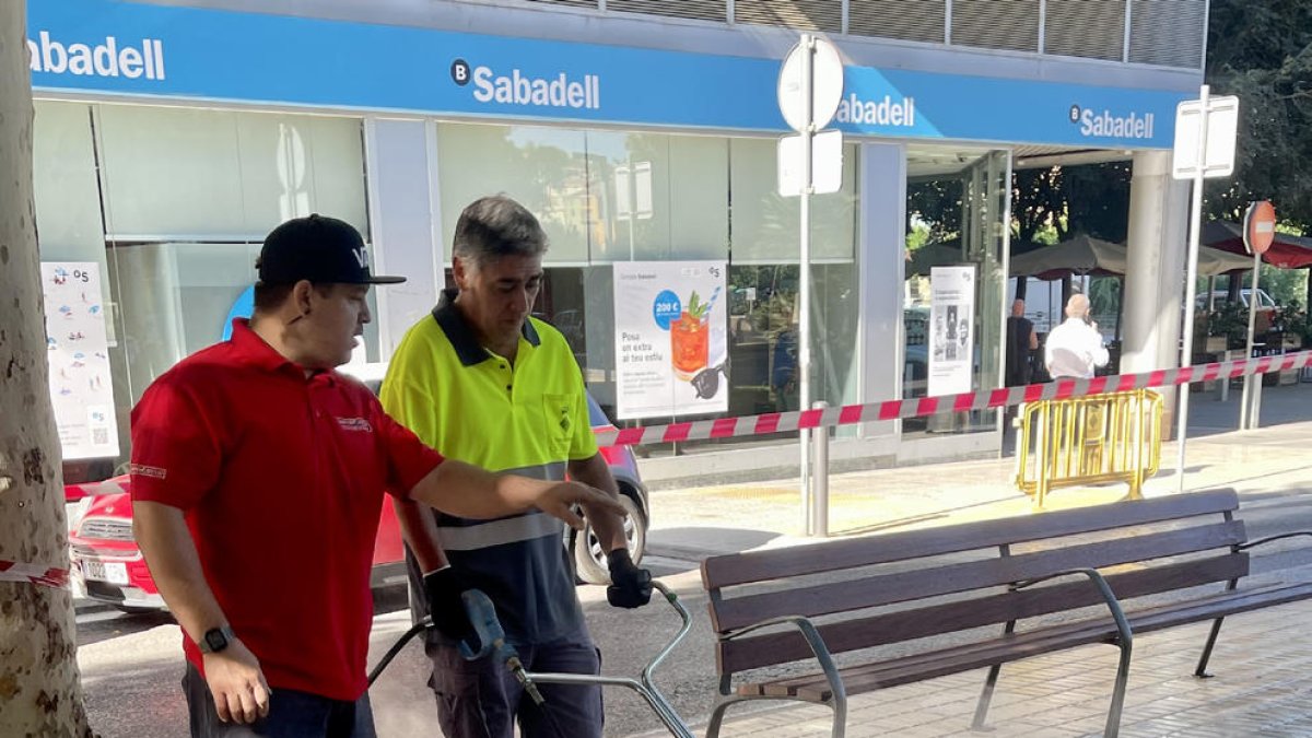 Operaris treballant en un carrer de Balaguer.