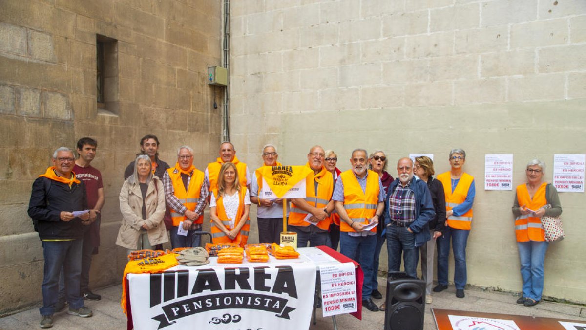 Concentración ayer de plataforma Marea Pensionista de Lleida.
