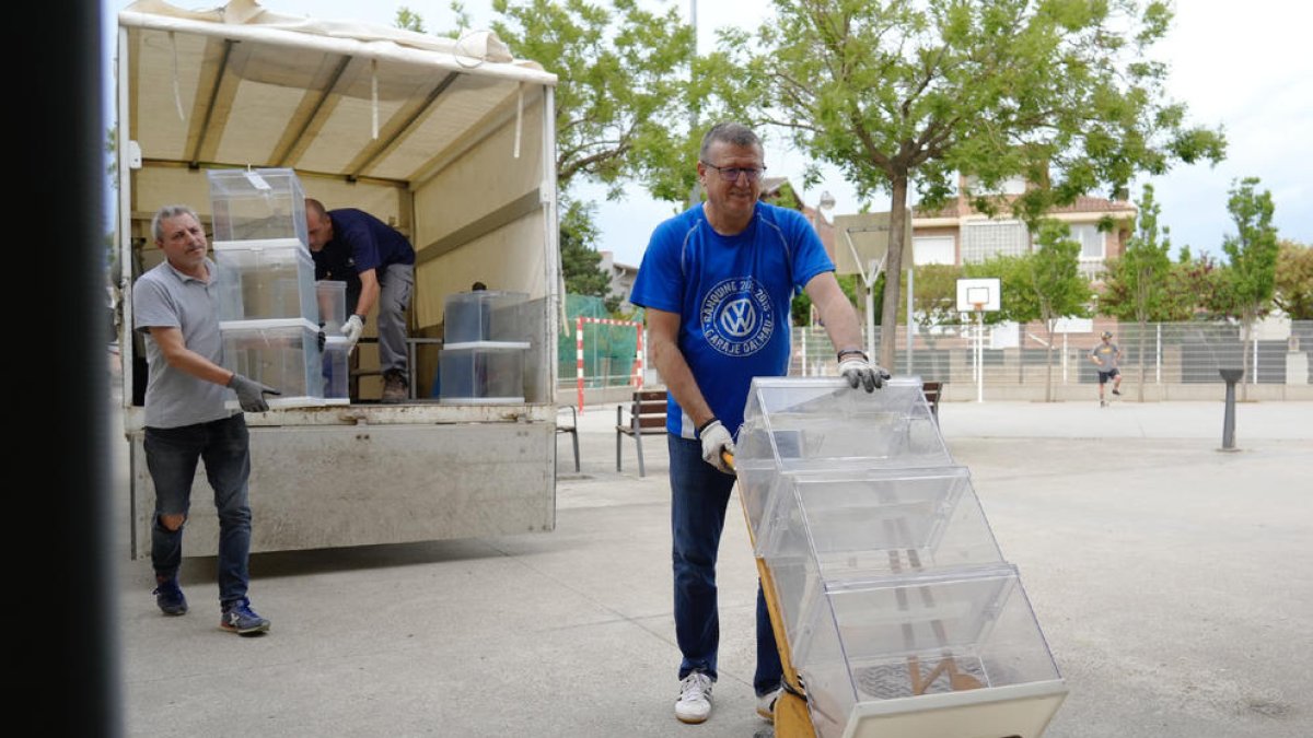 Empleados de la Paeria trasladaron material de las votaciones al colegio Frederic Godàs el miércoles.