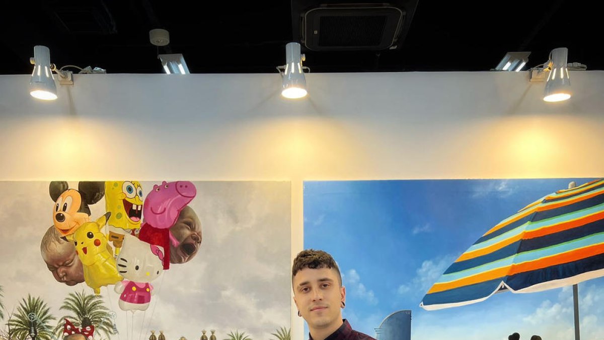 Albert Bonet posa con el premio al mejor artista del certamen.