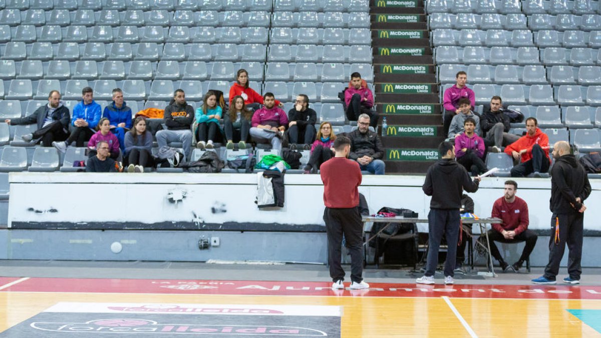 Gerard Encuentra va oferir ahir una xarrada tècnica als entrenadors de la base del club.