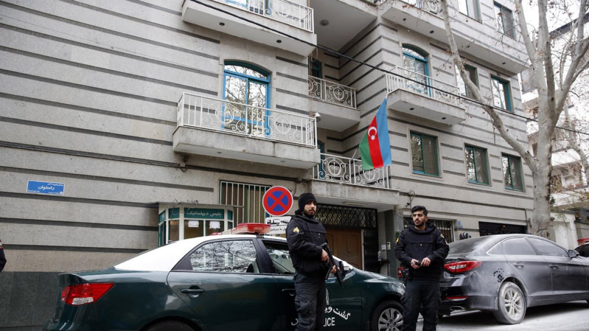 Policías iranís frente a la embajada azerí tras el ataque.
