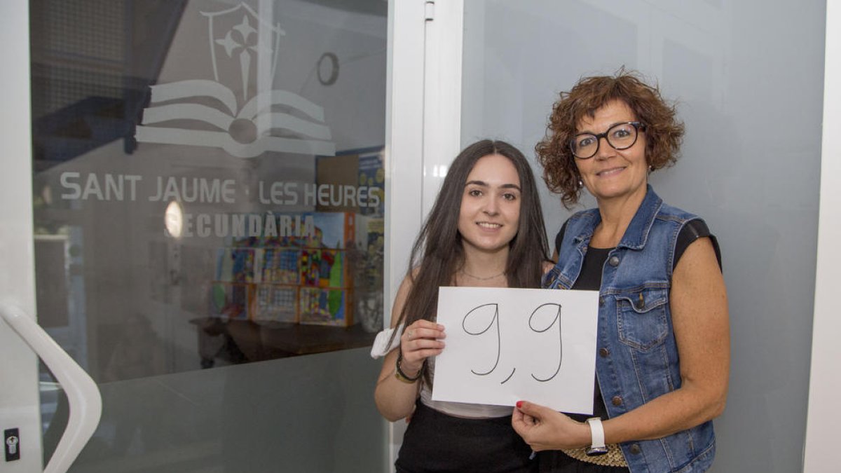 Clara Prim amb la directora de Secundària i Batxillerat, Anna Solana.