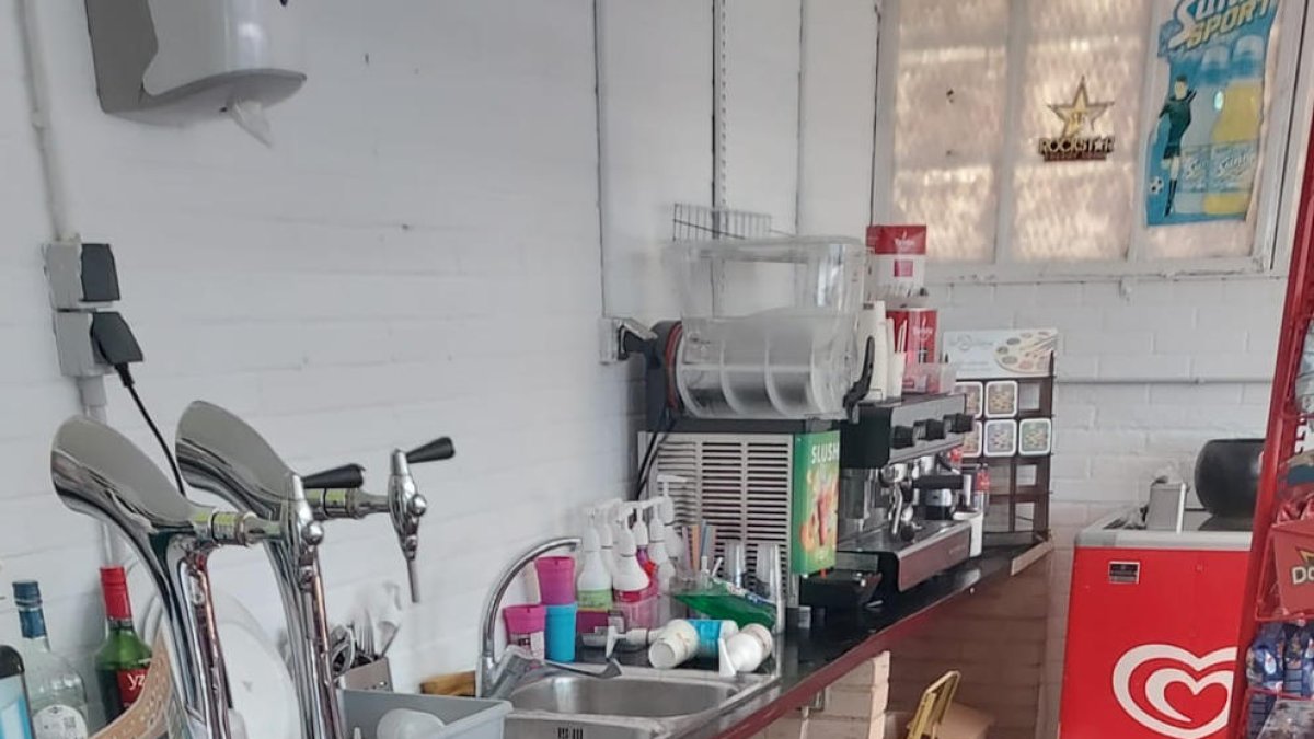 Las piscinas de Alfarràs donde se registraron graves daños en el vaso principal y destrozaron el bar.