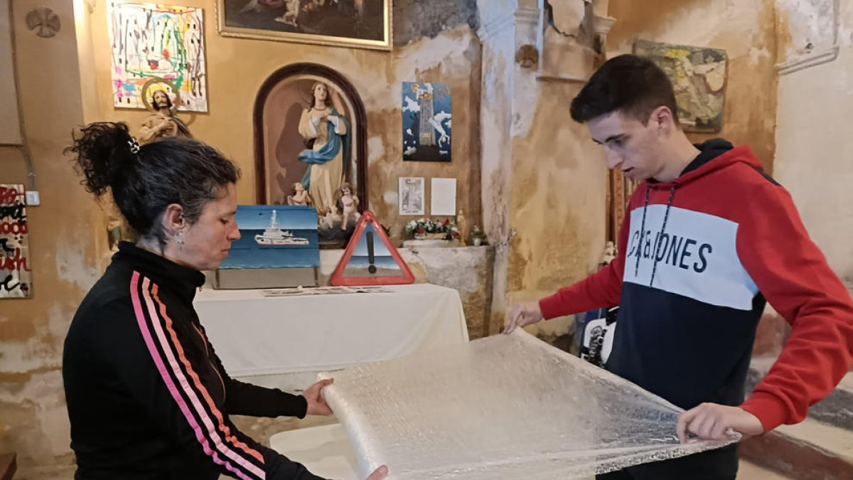 Desmuntatge de l’exposició a Farrera dimarts passat.