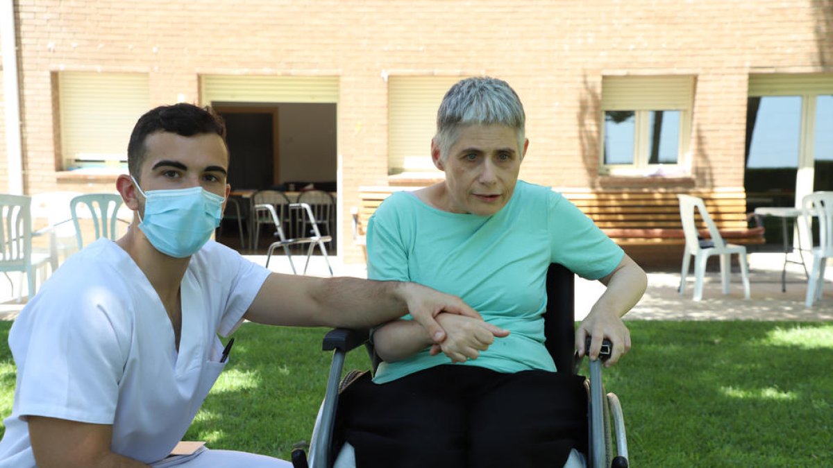 Marc Carrasco amb una de les usuàries del centre on desenvolupa les pràctiques, a Alcoletge.