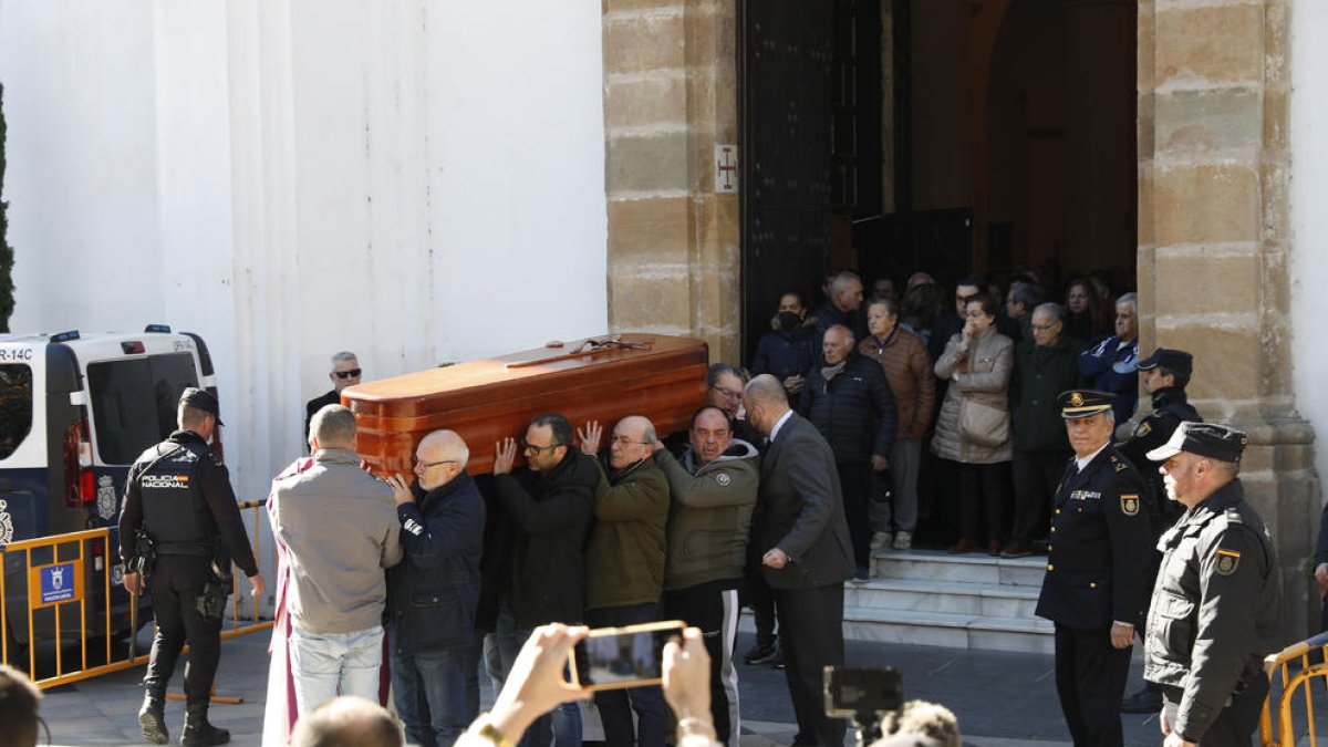 Familiares y amigos en el funeral del sacristán asesinado por Yassinne Kanjaa el miércoles.