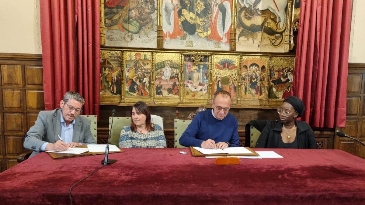 Representants d’Aspros i la Paeria van firmar ahir l’acord.