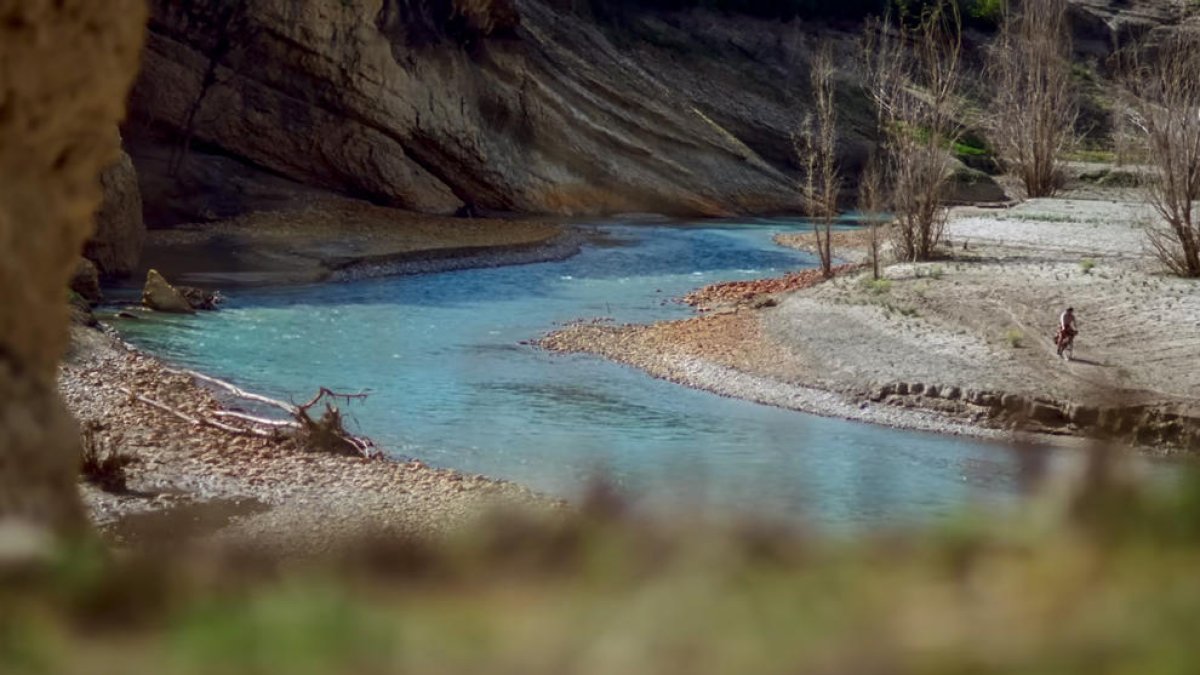 El anuncio cuenta la historia de Éric, un panadero que recorre en bicicleta el Congost de Mont-rebei.