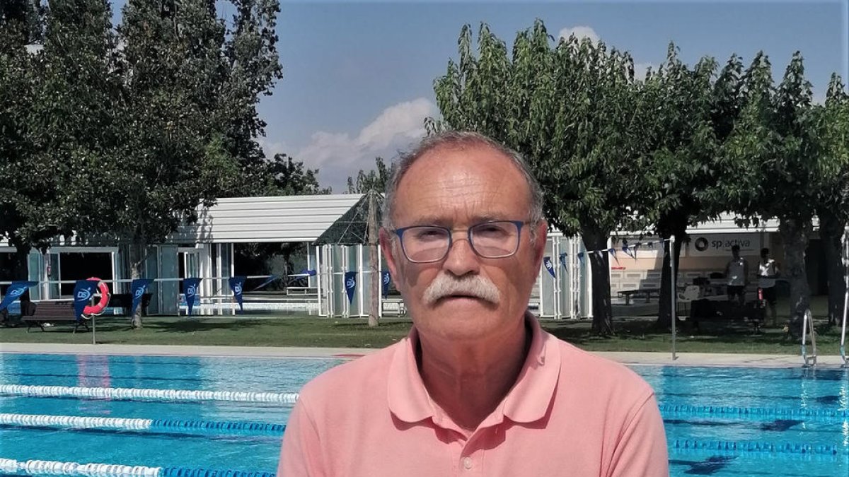Carles Mas ha estado vinculado a la piscina más de 50 años.