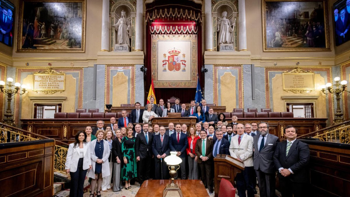 Vox cerró la jornada con una foto de familia y al grito de “Viva España” y “Viva el rey”.