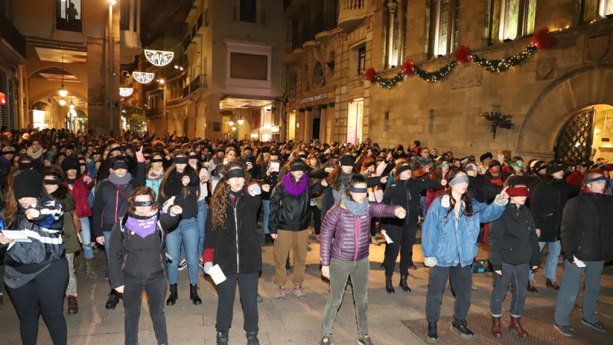 Imagen de archivo de una protesta contra la violencia sexual organizada por varias entidades ante la Paeria de Lleida.