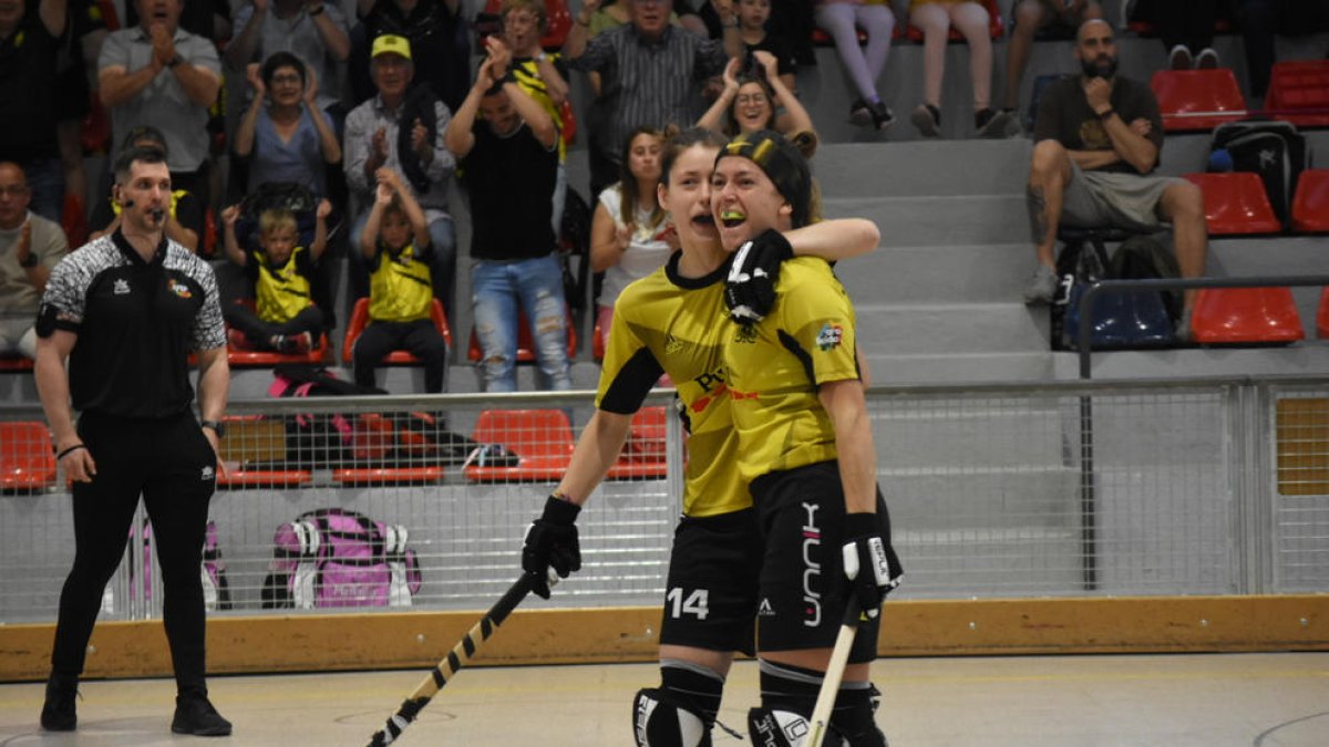 Luchi Agudo, abraçada amb Victòria Porta (dorsal 14), en un partit d’aquesta temporada.