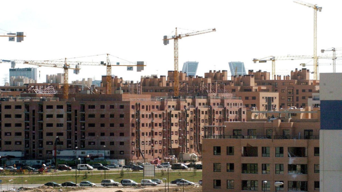 Imagen de archivo de varios edificios de viviendas a medio construir.