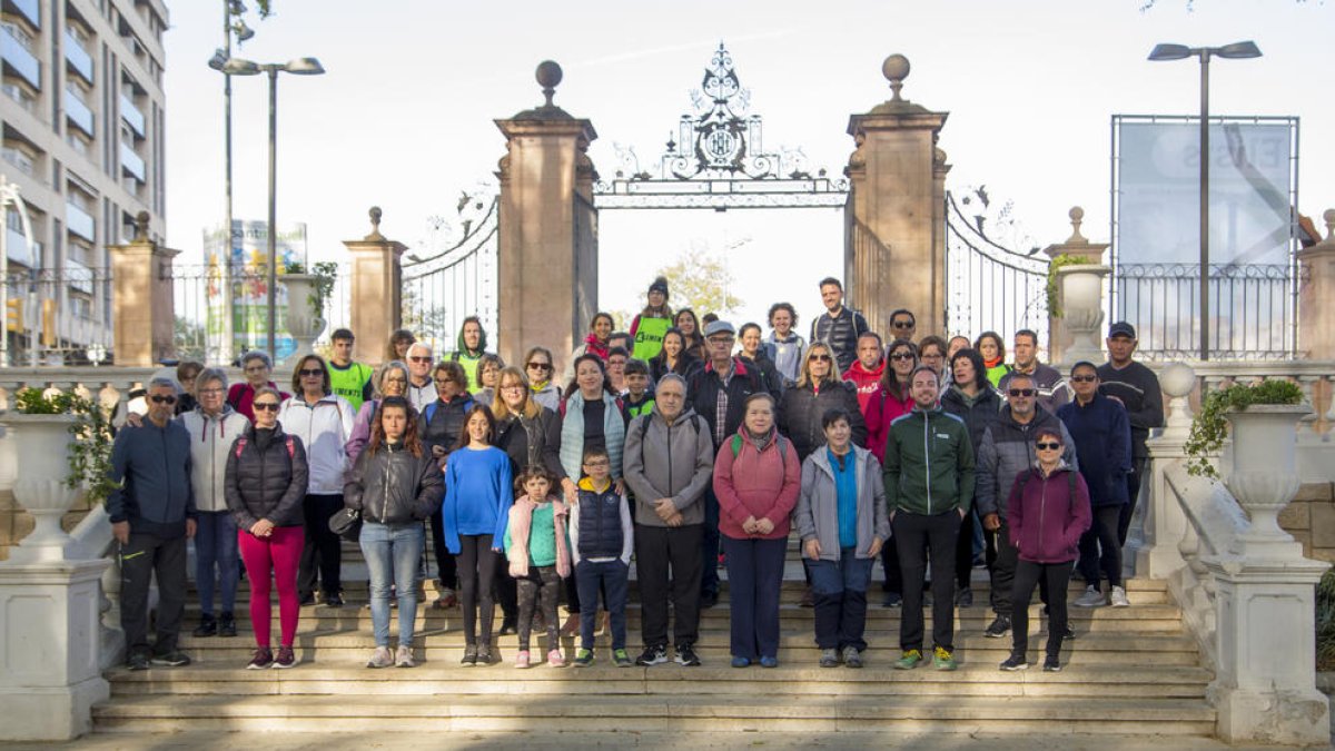 Els participants en la caminada, que va sortir des de la porta principal dels Camps Elisis de Lleida.