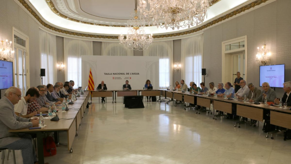 La Mesa del Agua de Catalunya constituida ayer con los representantes de una treintena de entidades.
