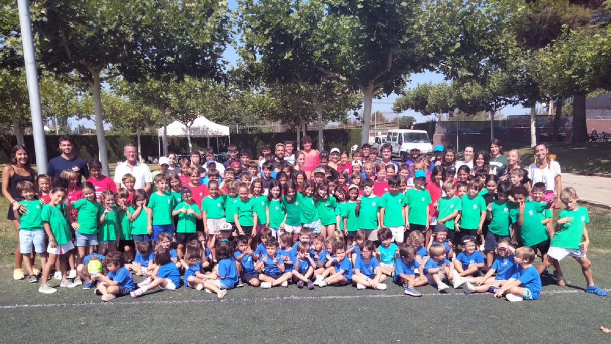 En la imagen, algunos de los niños y niñas que han participiado en las Estades del Club Tennis Lleida.