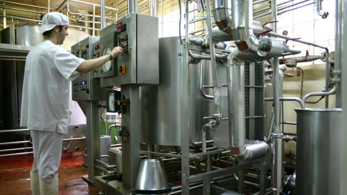 Un jove treballant en una fàbrica en una fotografia d’arxiu.