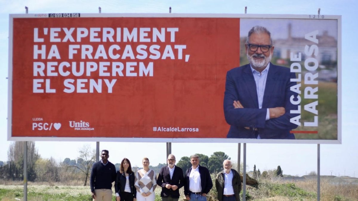 Los concejales del PSC con Larrosa y el nuevo cartel.