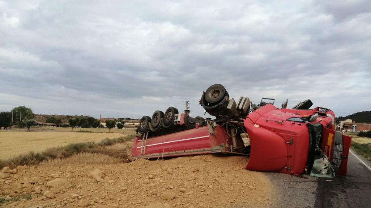 El tráiler volcó lateralmente y la carga quedó esparcida por la calzada.