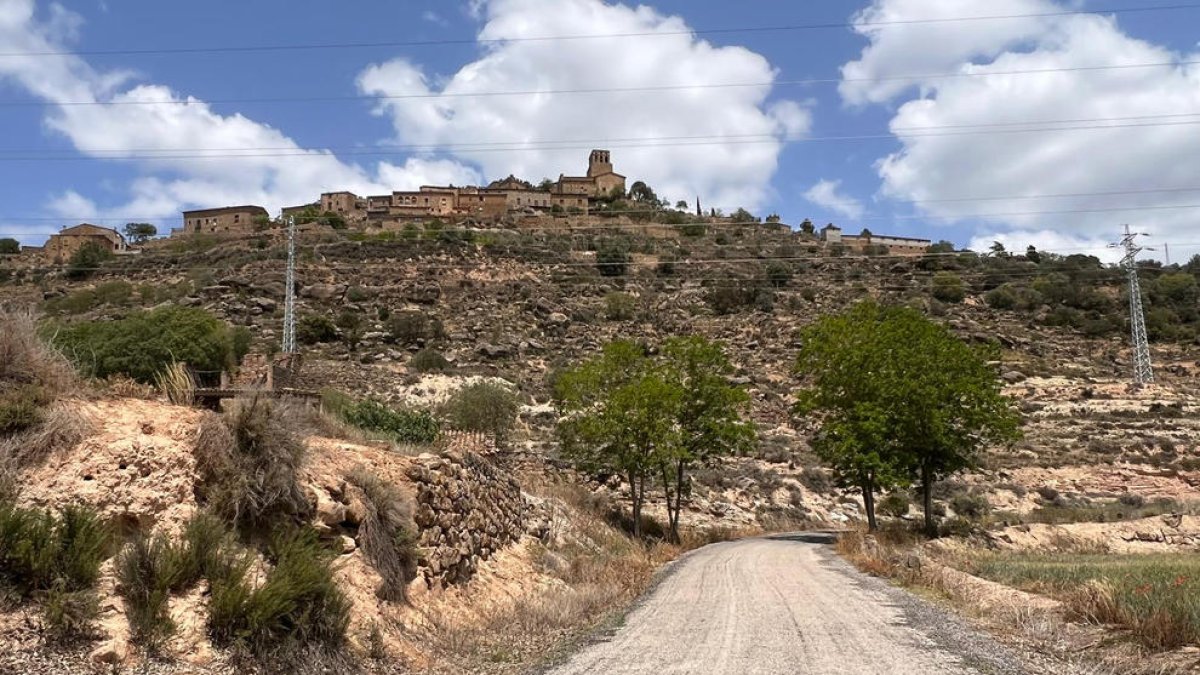 La carretera d’accés al poble de Ribelles.